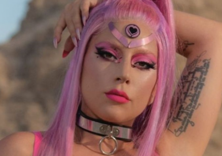 شاهد / ليدي غاغا تصدم معجبيها وتتعرى بشكل كامل على المسرح